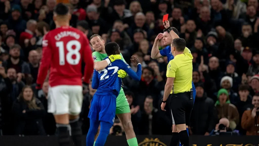 Why did Idrissa Gueye Slap His Teammate? Everton vs Man United red card incident